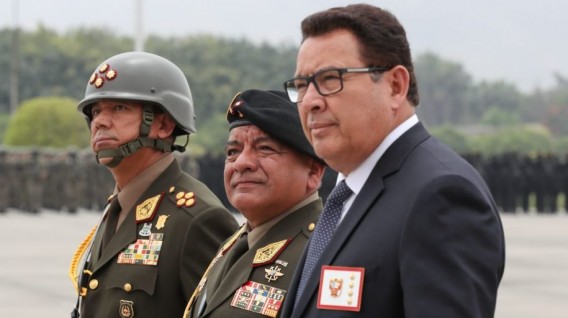 El ministro de Defensa de Perú, (D) José Huerta
