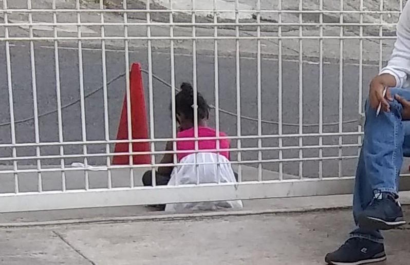 Una niña espera en las afueras de la Institución, fuera de toda lógica, los adultos resguardados y los niños afuera en riesgo