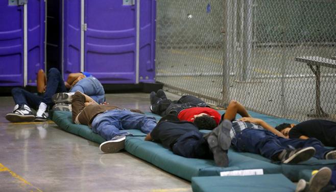 Menores duermen en una celda de detención en EEUU