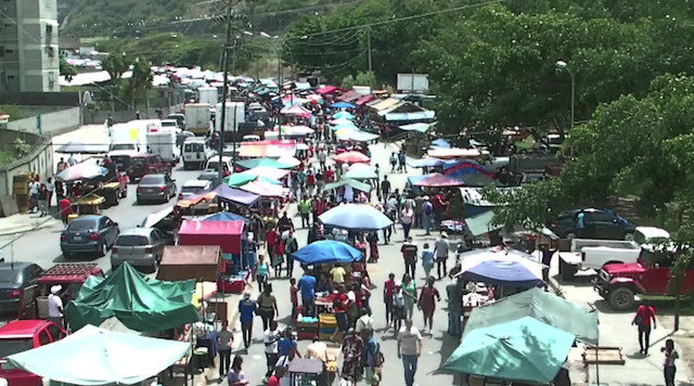 Le preguntamos a la gente en el mercado que se forma frente a la estación Ruiz Pineda, del Metro de Caracas: ¿Cuál debe ser el salario mínimo en la Venezuela actual?