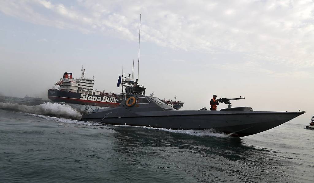 Una lancha de la Guardia Revolucionaria iraní al lado del Stena Impero, el buque británico capturado en el estrecho de Ormuz el 21 de julio de 2019