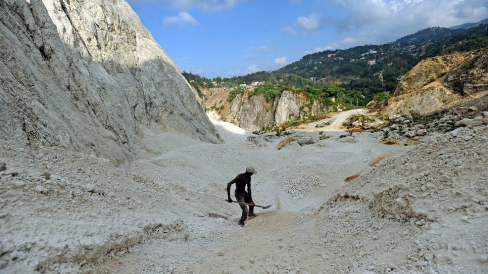 Un trabajador recolecta arena en una mina cerca de Puerto Príncipe, Haití, en abril de 2014. HECTOR RETAMAL