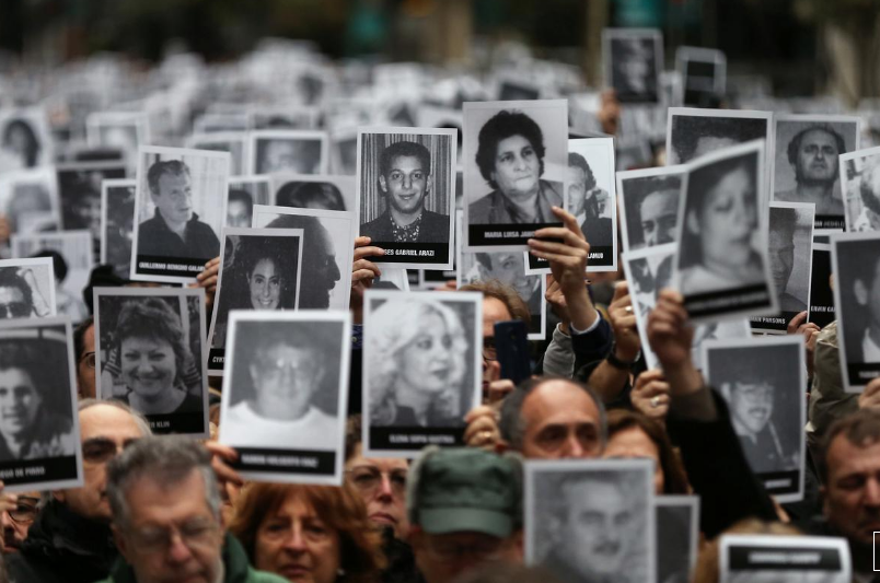 imágenes de las víctimas del ataque con bomba de 1994 al centro comunitario de la Asociación Mutual Israelí Argentina (AMIA)