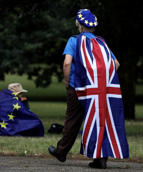 Un manifestante con bandera británica asiste a la marcha anti-Brexit "No a Boris, Sí a Europa"