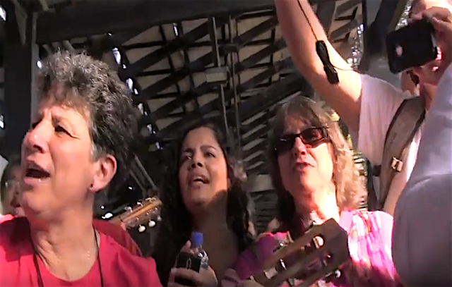 Cecilia Todd y Loreley Pérez en el último canto a Chávez