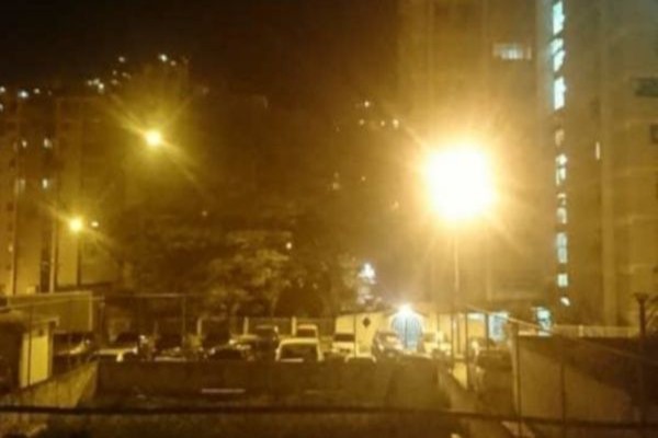 El servicio eléctrico comenzaba a restituirse esta noche en varios sectores de Caracas.