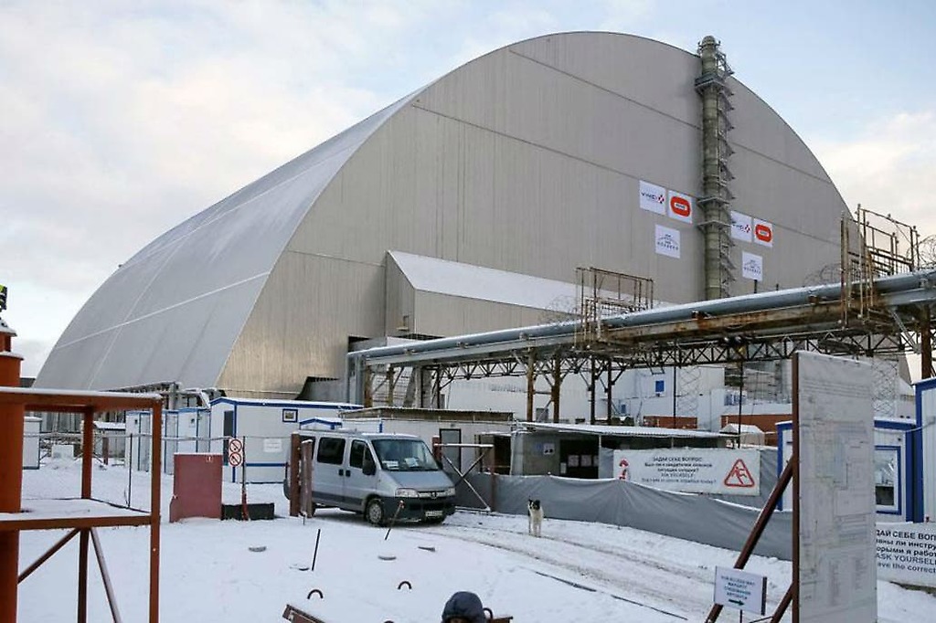  La cúpula metálica que cubre al reactor número 4 accidentado en la central nuclear de Chernóbil en 1986 La cúpula metálica que cubre al reactor número 4 accidentado en la central nuclear de Chernóbil en 1986 