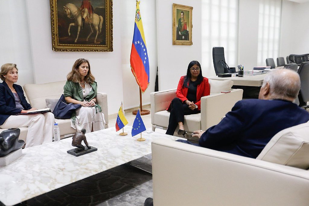 La vicepresidenta de Venezuela, Delcy Rodríguez con con el enviado especial de la UE para Venezuela, Enrique Iglesias