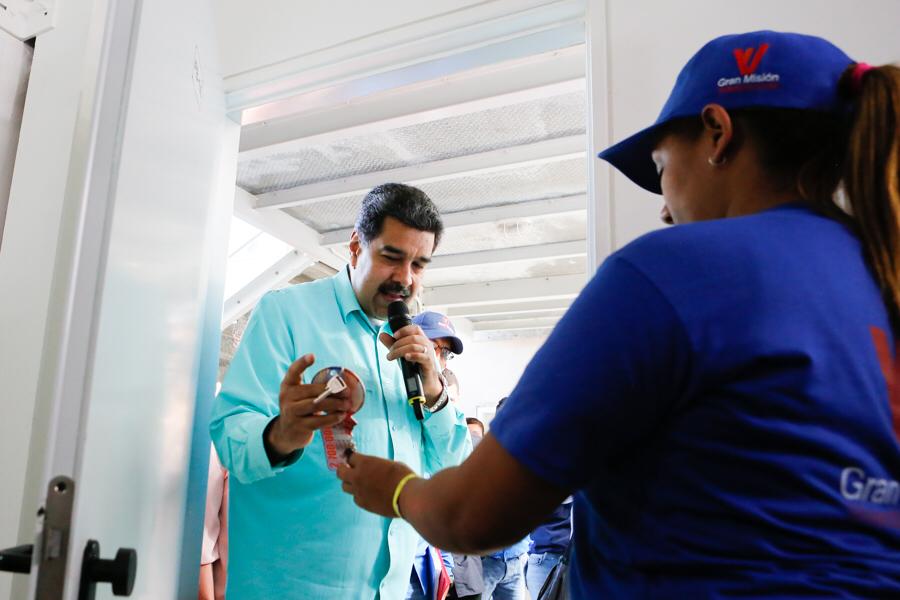 Presidente Maduro hace entrega de la llave de la vivienda 2.700.000