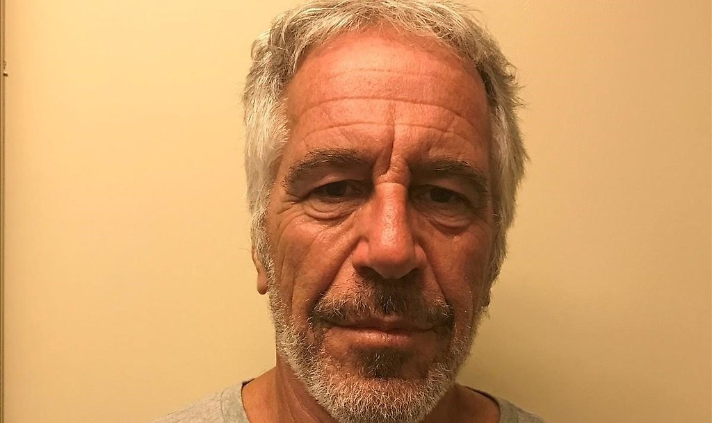 Jeffrey Epstein aparece en una fotografía tomada para el registro de delincuentes sexuales de la División de Servicios de Justicia Criminal del Estado de Nueva York