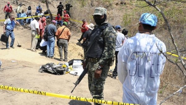 Soldados mexicanos resguardan la zona donde fue hallada una fosa clandestina
