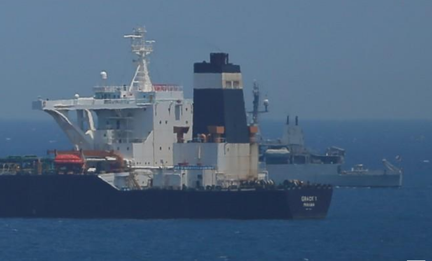 Un buque de la Mina Real Británica hace guardia al petrólero Grace 1 en el territorio británico Gibraltar