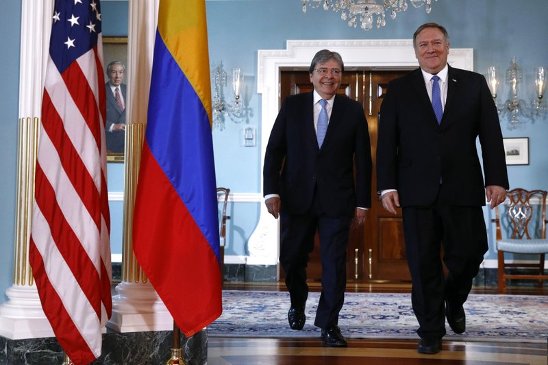 El canciller colombiano Carlos Holmes Trujillo, camina junto al Secretario de Estado estadounidense, Mike Pompeo, en Washington