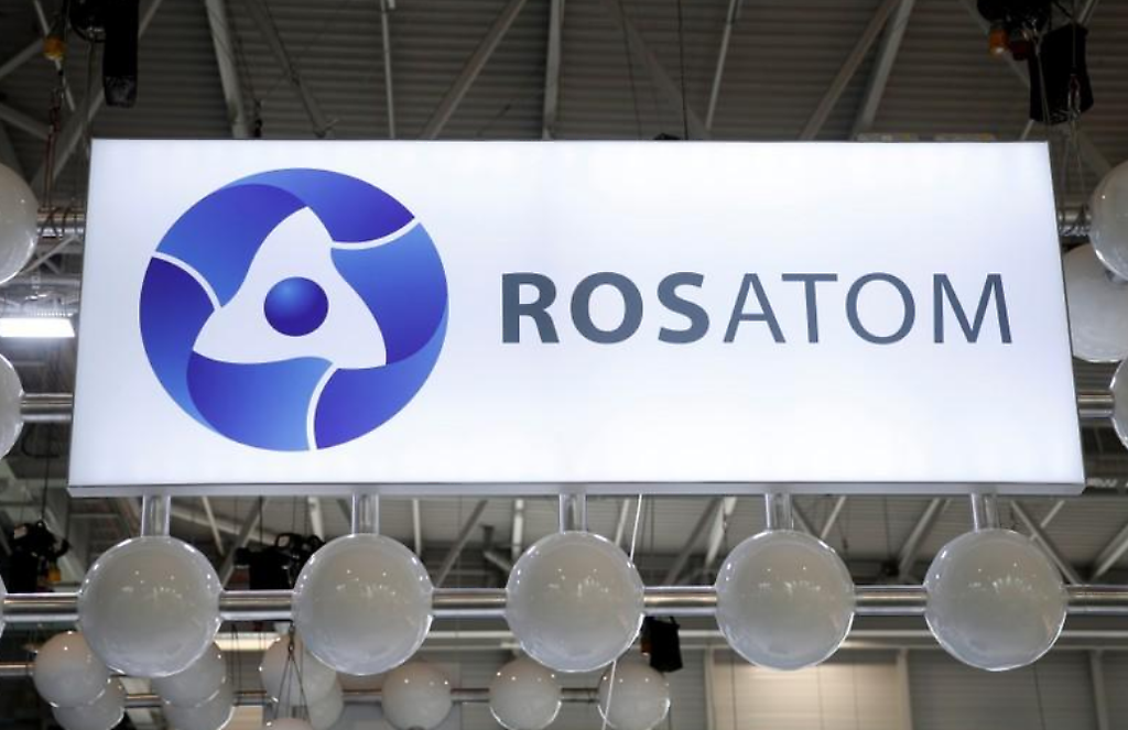 logotipo de Rosatom Corp. aparece en la Exposición Nuclear Mundial (WNE)