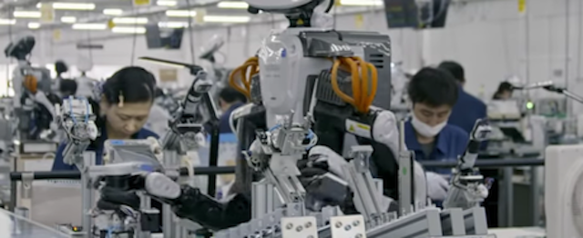 Los humanos y los robots trabajando juntos en las fábricas