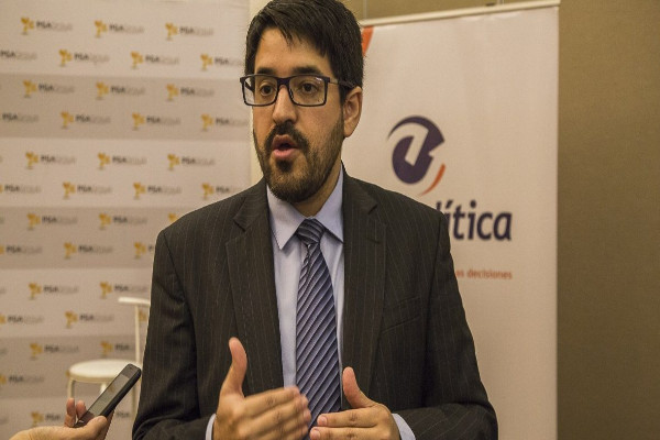 El economista de tendencia derechista, actual director de Ecoanalítica, Asdrúbal Oliveros.