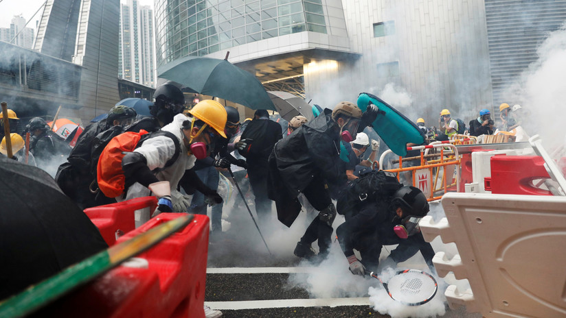 Jóvenes protestan en barricadas en Hong Kong