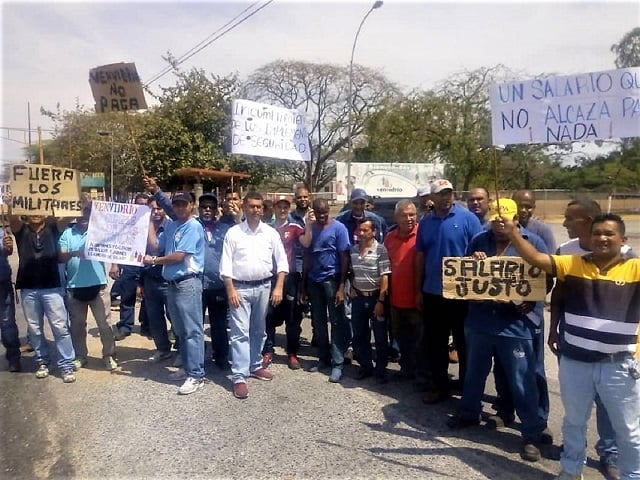 Trabajadores de VENVIDRIO se atraviesan en la carretera frente a la empresa en Guacara
