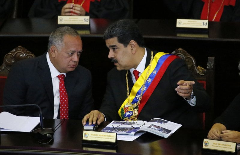 El presidente Nicolás Maduro, derecha, habla con Diosdado Cabello