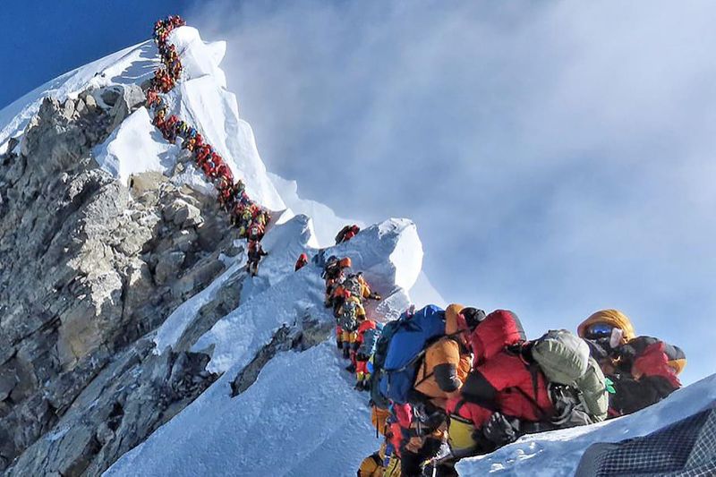 Fotografía que le dio la vuelta al mundo de un atasco para llegar a la cumbre del Everest que pudo causar la muerte de once escaladores