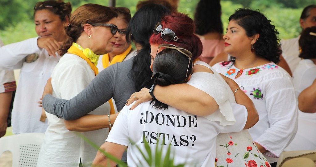 Familiares ya ctivistas despiden con lágrimas a sus seres queridos encontrados en la megafosa de veracruz