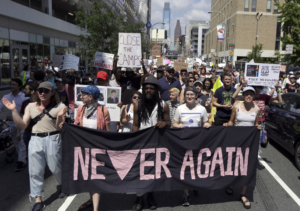 Manifestantes convocados por la organización judía "nunca más" dirigiéndose al Independence Mall en Filadelfia en Julio