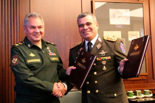 los ministros de Defensa de Rusia y Venezuela, Serguéi Shoigú y Vladimir Padrino López.