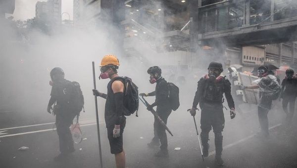Jóvenes en barricadas en Hong Kong