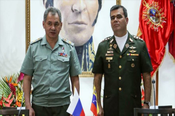 El ministro de Defensa de Rusia, Serguéi Shoigú (izda.), reunido con su par venezolano, Vladimir Padrino López, en Moscú, 15 de agosto de 2019.