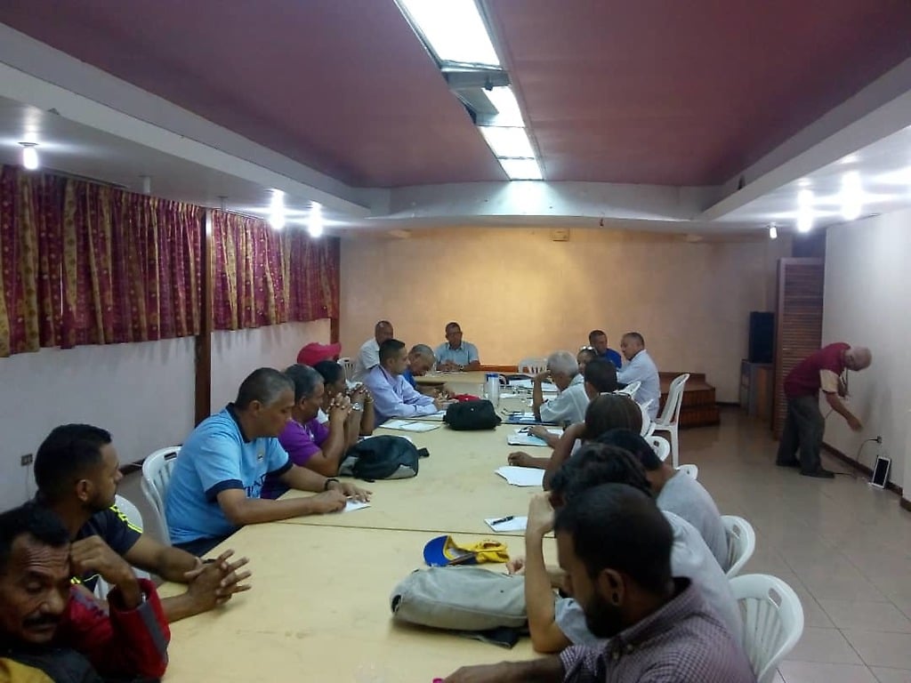 Trabajadores, militantes sindicalistas de orígenes políticos diversos reunidos en Caracas el 21 de agosto del 2019 en la sede de la caja de ahorros de empleados públicos Casep