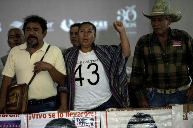 Familiares de los 43 estudiantes de Ayotzinapa desaparecidos hace casi cinco años