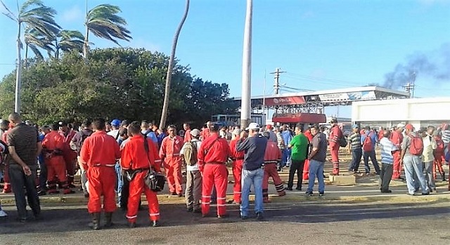 Trabajadores petroleros concentrados ante la refinería de Amuay (PDVSA) en Falcón