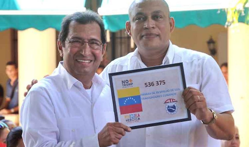 Dirigentes de la Central de Trabajadores de Cuba entregaron al embajador de Venezuela en Cuba las planillas con rúbricas recabadas en cinco provincias.