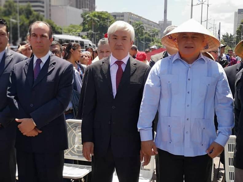 Diosdado Cabello y el embajador de Vietnam en Venezuela, Dao Thanh Chung.
