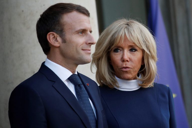 El presidente francés Emmanuel Macron y su esposa Brigitte Macron