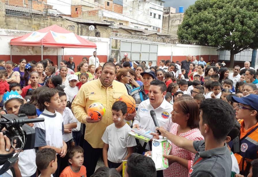 entrega útiles escolares a más de 500 niños de la UED “José Luis Ramos” en Lídice