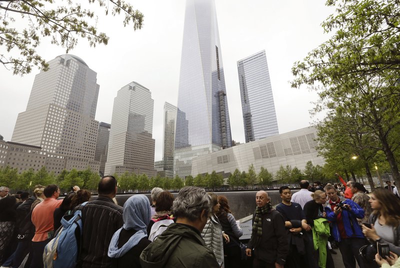 Foto de archivo del 15 de mayo del 2015 muestra a un grupo de gente cerca de los monumentos conmemorativos del Memorial del 11 de Septiembre en Nueva York.