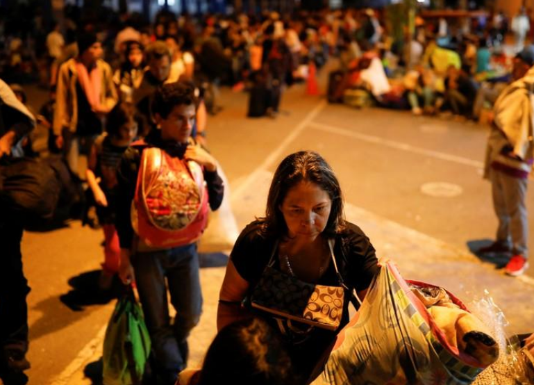 Venezolanos en el centro de servicio fronterizo peruano ecuatoriano en las afueras de Tumbes