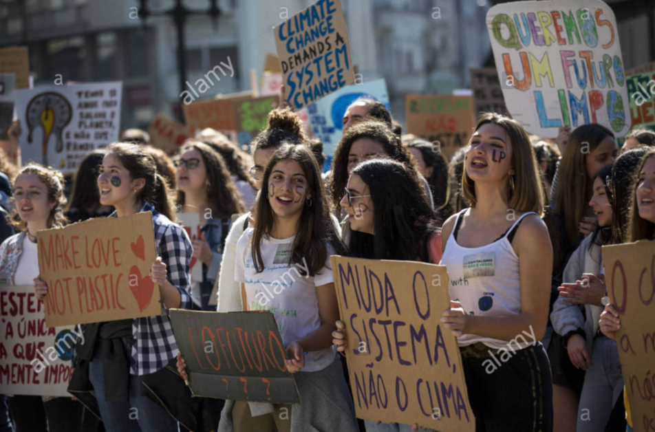 Estudiantes protestan contra las políticas sobre el clima mundial frente al edificio del Ayuntamiento de Porto, Portugal
