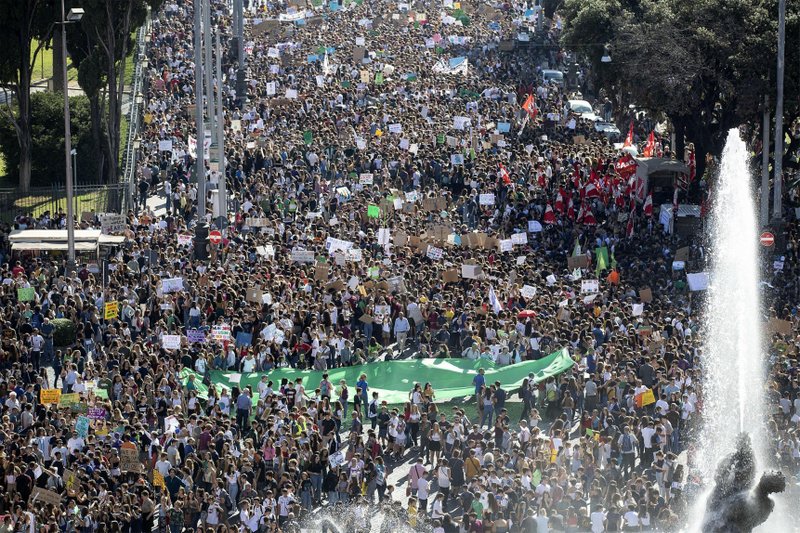 Estudiantes se manifiestan durante una jornada mundial de protestas contra el cambio climático en Roma, Italia, el 27 de septiembre de 2019