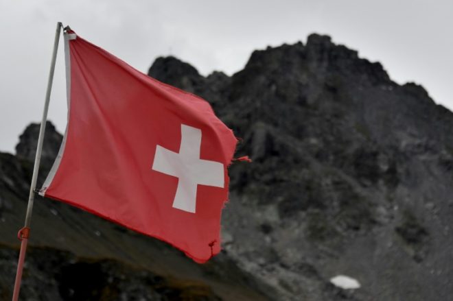 "Marcha fúnebre" en los Alpes suizos, el 22 de septiembre de 2019, por la desaparición del Pizol, uno de los glaciares más estudiados en el mundo