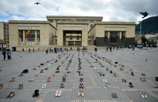 zapatos frente al Congreso de Colombia