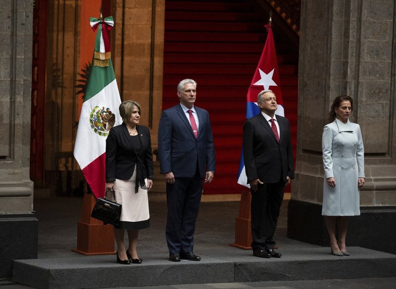 El presidente mexicano Andrés Manuel López Obrador, centro derecha, su esposa Beatriz Gutiérrez, derecha, y su par cubano Miguel Díaz-Canel con su esposa Lis Cuesta