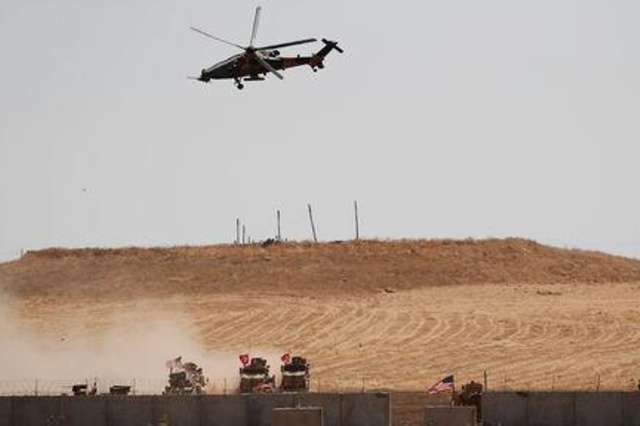 Un helicóptero militar turco sobrevolando tropas de Turquía y EEUU tras una operación en el norte de Siria, en la localidad turca de Akcakale. 8 septiebre 2019