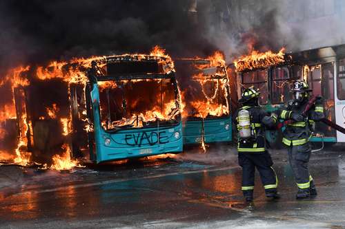 Los ataques contra autobuses obligaron a la empresa Transantiago a suspender el servicio