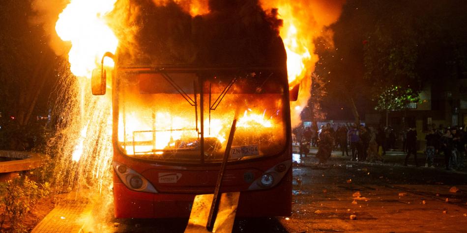 El caos se desató en Santiago de Chile por alza del pasaje del Metro
