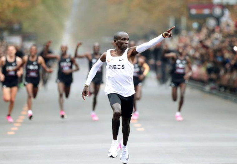 Eliud Kipchoge de Kenia cruza la línea de meta tras correr la maratón en menos de dos horas en Viena