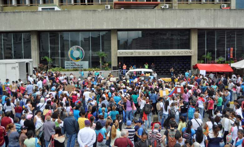 Docentes protestaron indignados frente al Ministerio de Educación.