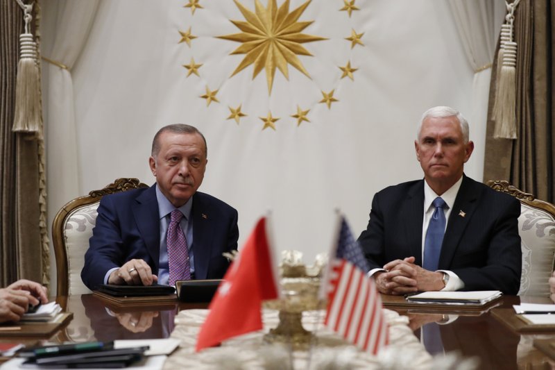 El presidente turco Recep Tayyip Erdogan se reúne con el vicepresidente estadounidense Mike Pence