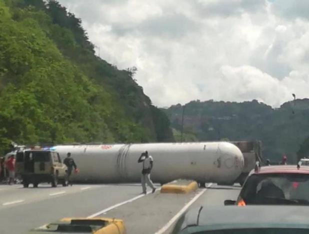 Gandola volteada en la autopista Caracas La Guaira